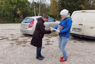 Eesti-Linnukasvatajate-Seltsi-tänukirja-üleandmine-Lepaniidi-Mahetalule-Luige-Lind-2020-toetamise-eest-1