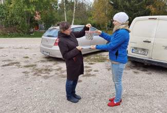 Eesti-Linnukasvatajate-Seltsi-tänukirja-üleandmine-Lepaniidi-Mahetalule-Luige-Lind-2020-toetamise-eest-2