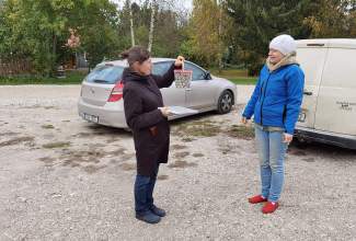 Eesti-Linnukasvatajate-Seltsi-tänukirja-üleandmine-Lepaniidi-Mahetalule-Luige-Lind-2020-toetamise-eest-3