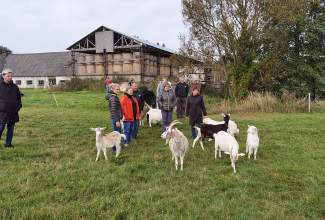 Eesti-Linnukasvatajate-Seltsi-tänukirja-üleandmine-Lepaniidi-Mahetalule-Luige-Lind-2020-toetamise-eest-6
